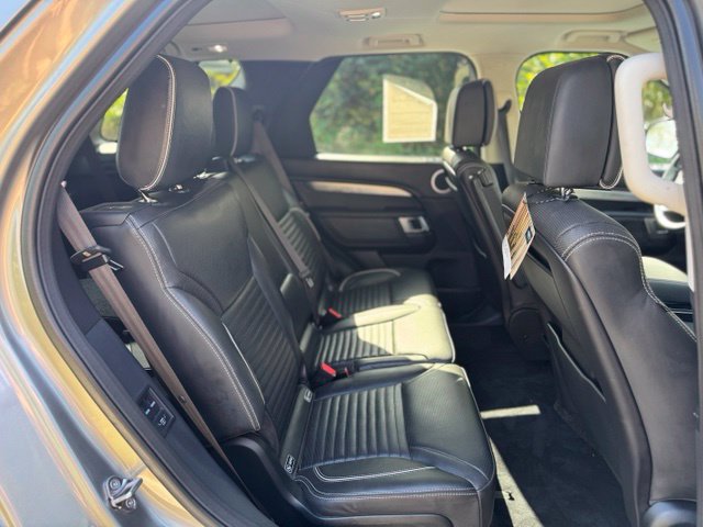 Used 2017 Land Rover Discovery First Edition AWD/4WD image 17