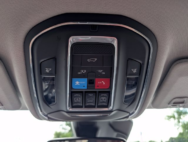 Used 2022 Jeep Grand Cherokee Limited AWD/4WD image 26