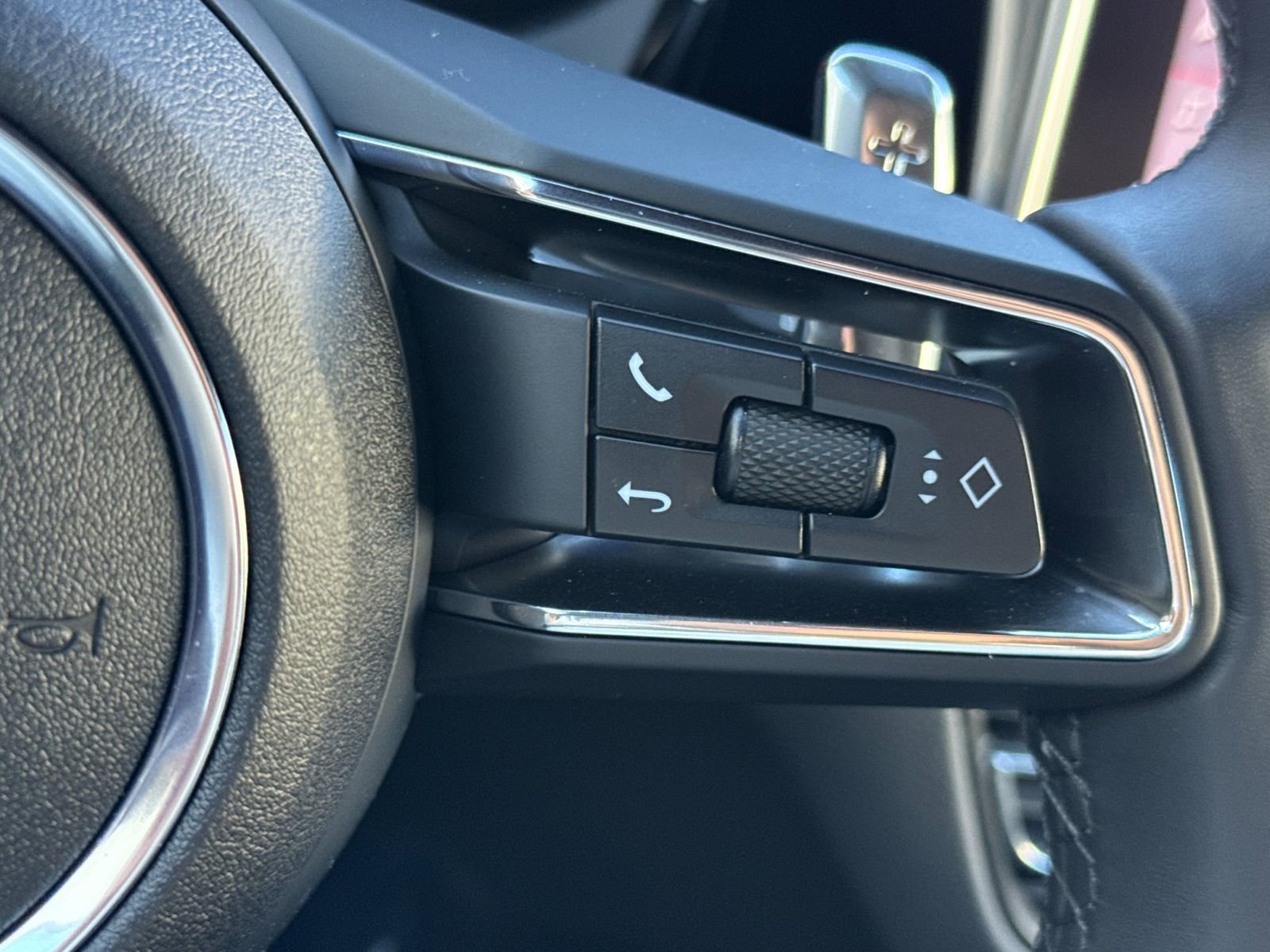 Certified 2025 Porsche Macan image 28