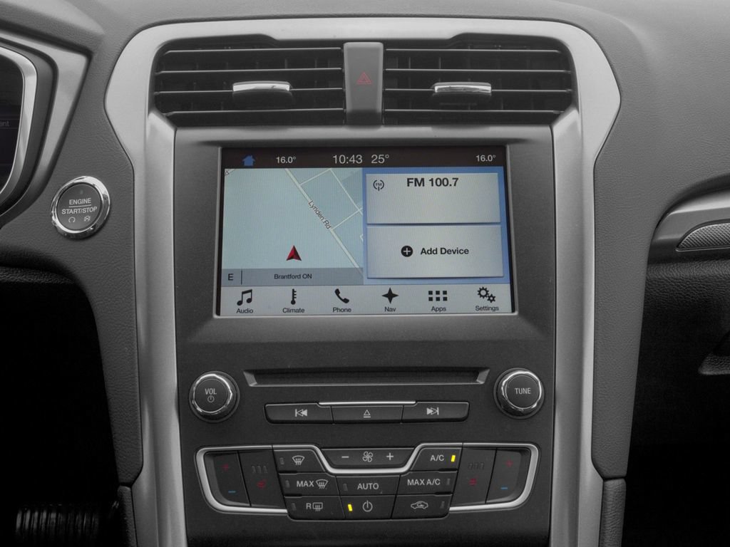 Used 2018 Ford Fusion SE w/ Fusion SE Technology Package FWD image 18
