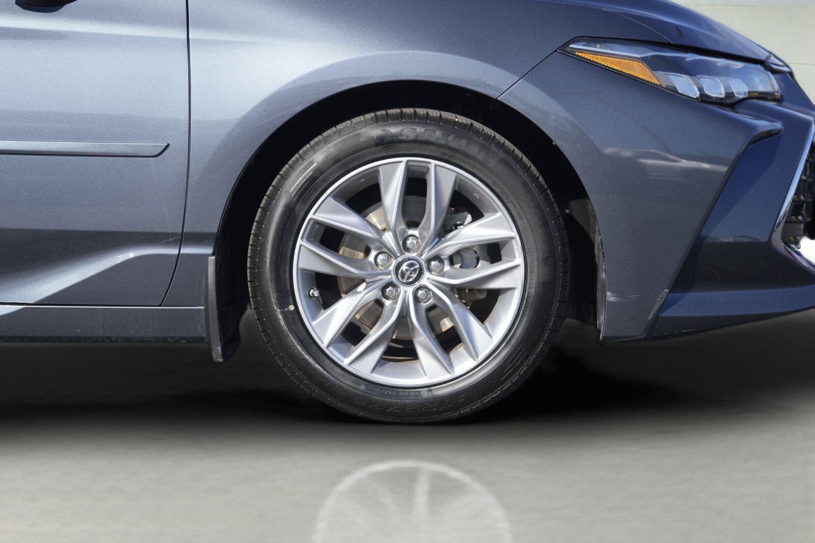 Used 2019 Toyota Avalon XLE w/ Moonroof Package FWD image 4