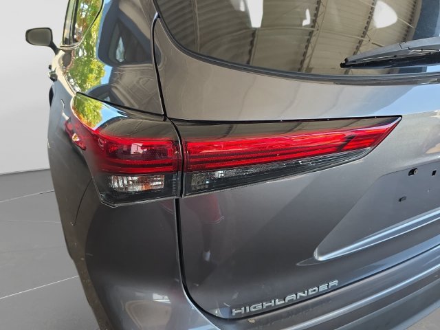 Used 2021 Toyota Highlander XLE FWD image 40