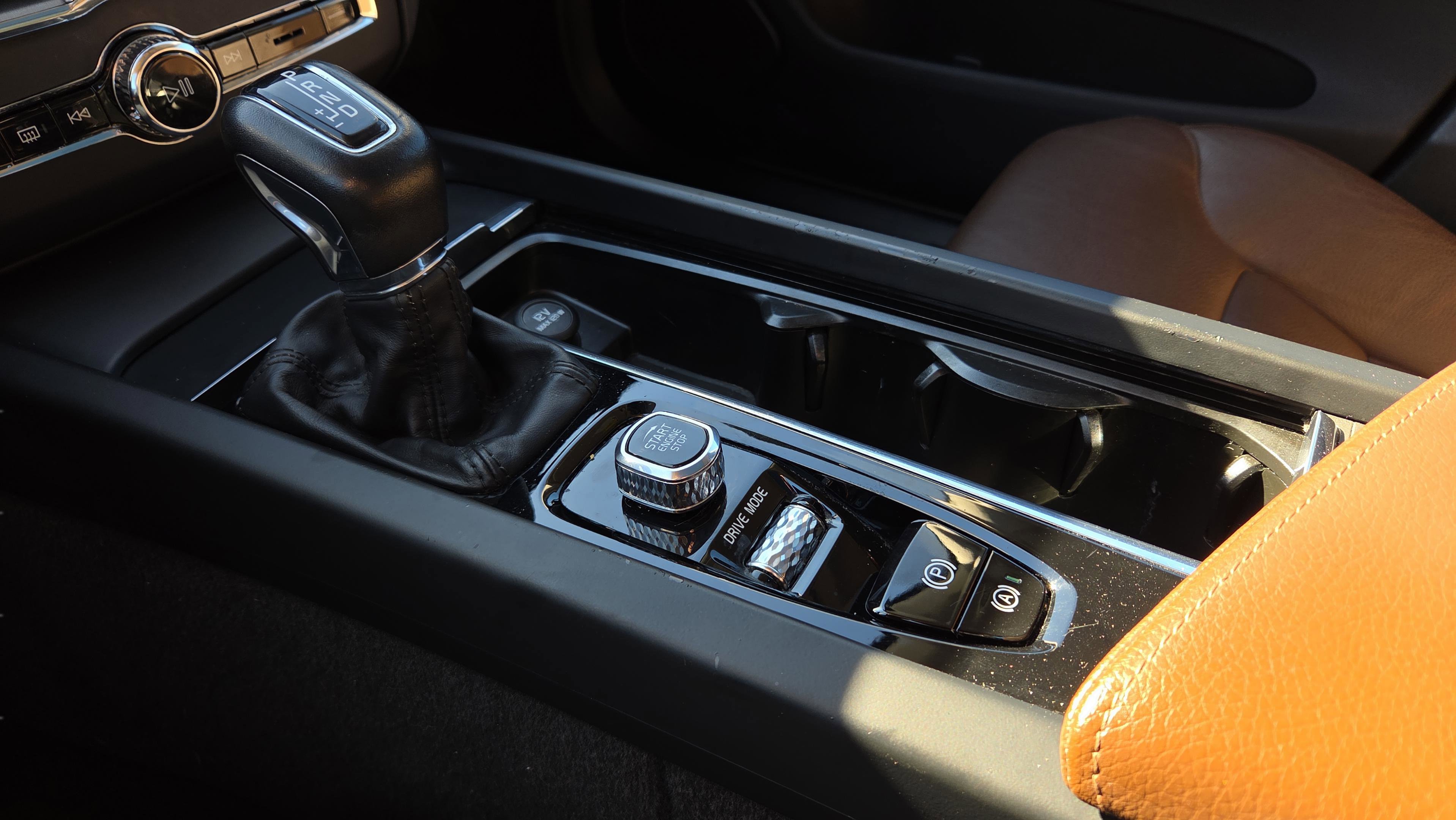 Used 2020 Volvo XC60 T5 Momentum image 17