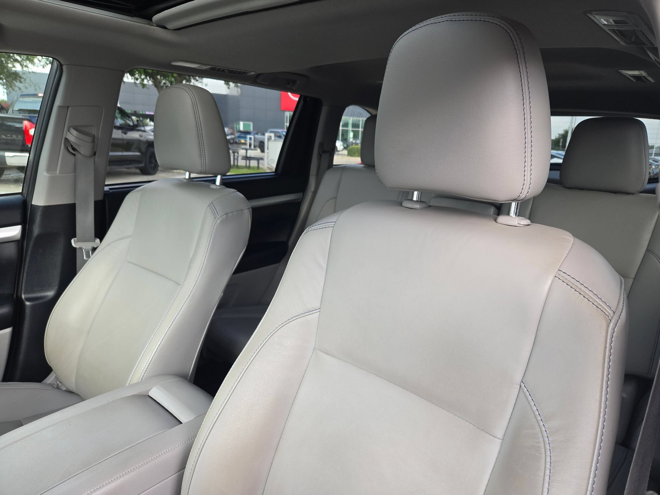 Used 2019 Toyota Highlander XLE FWD image 9