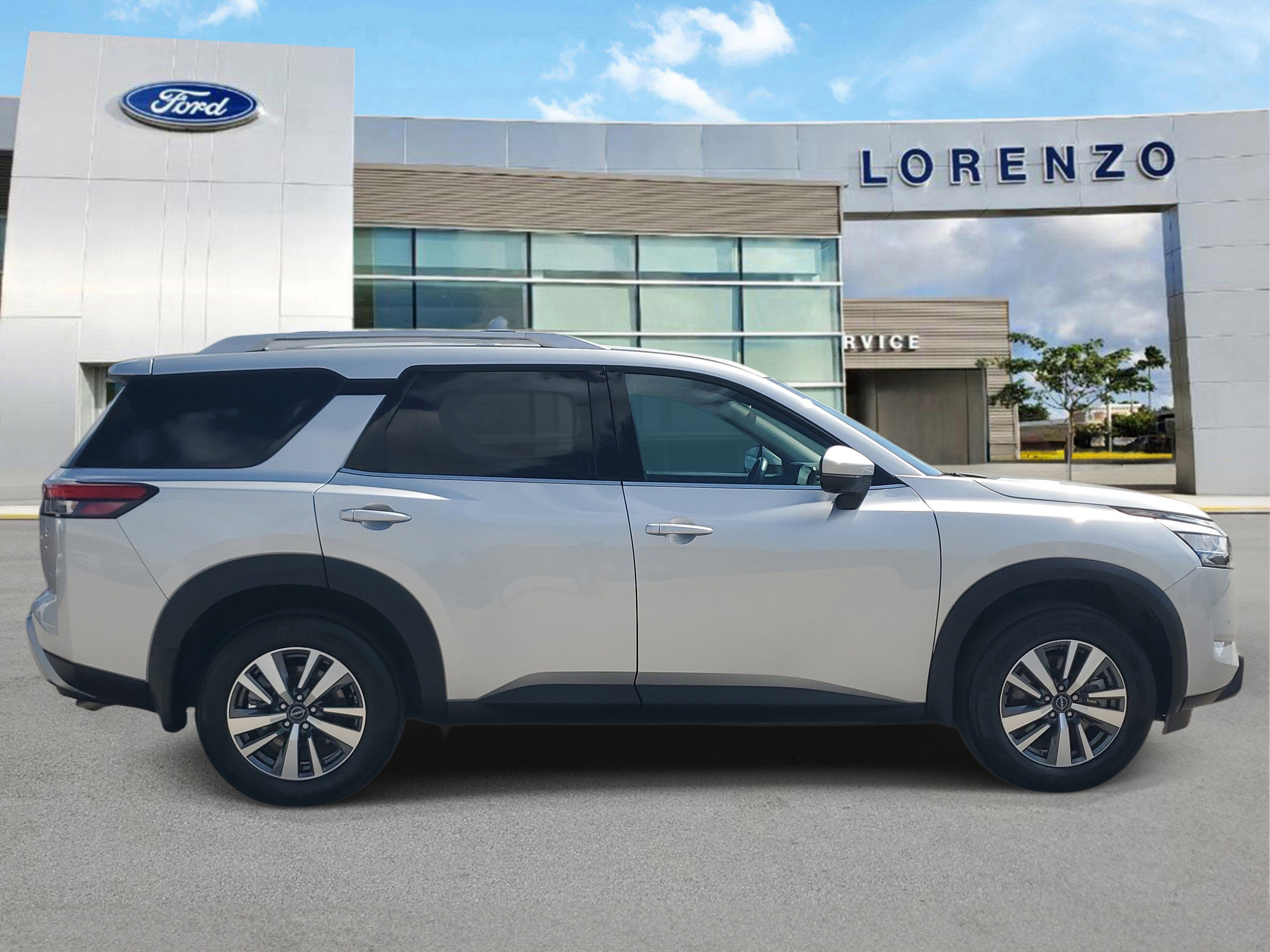 Used 2024 Nissan Pathfinder SL FWD image 4