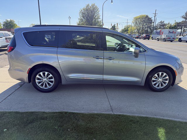 Used 2017 Chrysler Pacifica Touring-L FWD image 4