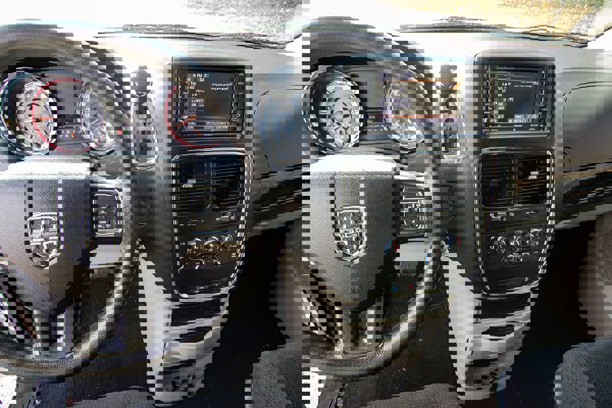 Used 2019 Dodge Grand Caravan SE w/ UConnect Hands-Free Group image 14