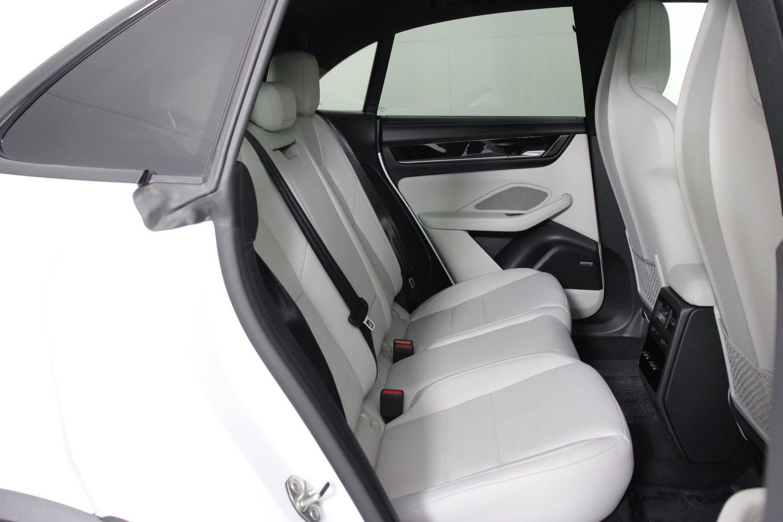 Certified 2025 Porsche Macan Electric image 30