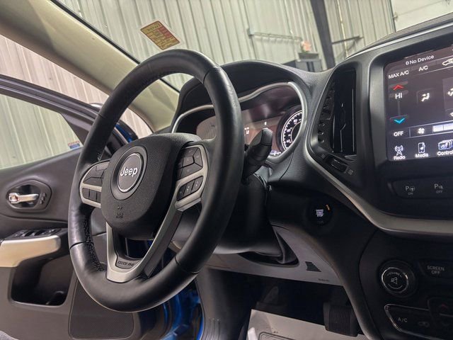 Used 2017 Jeep Cherokee Trailhawk image 14