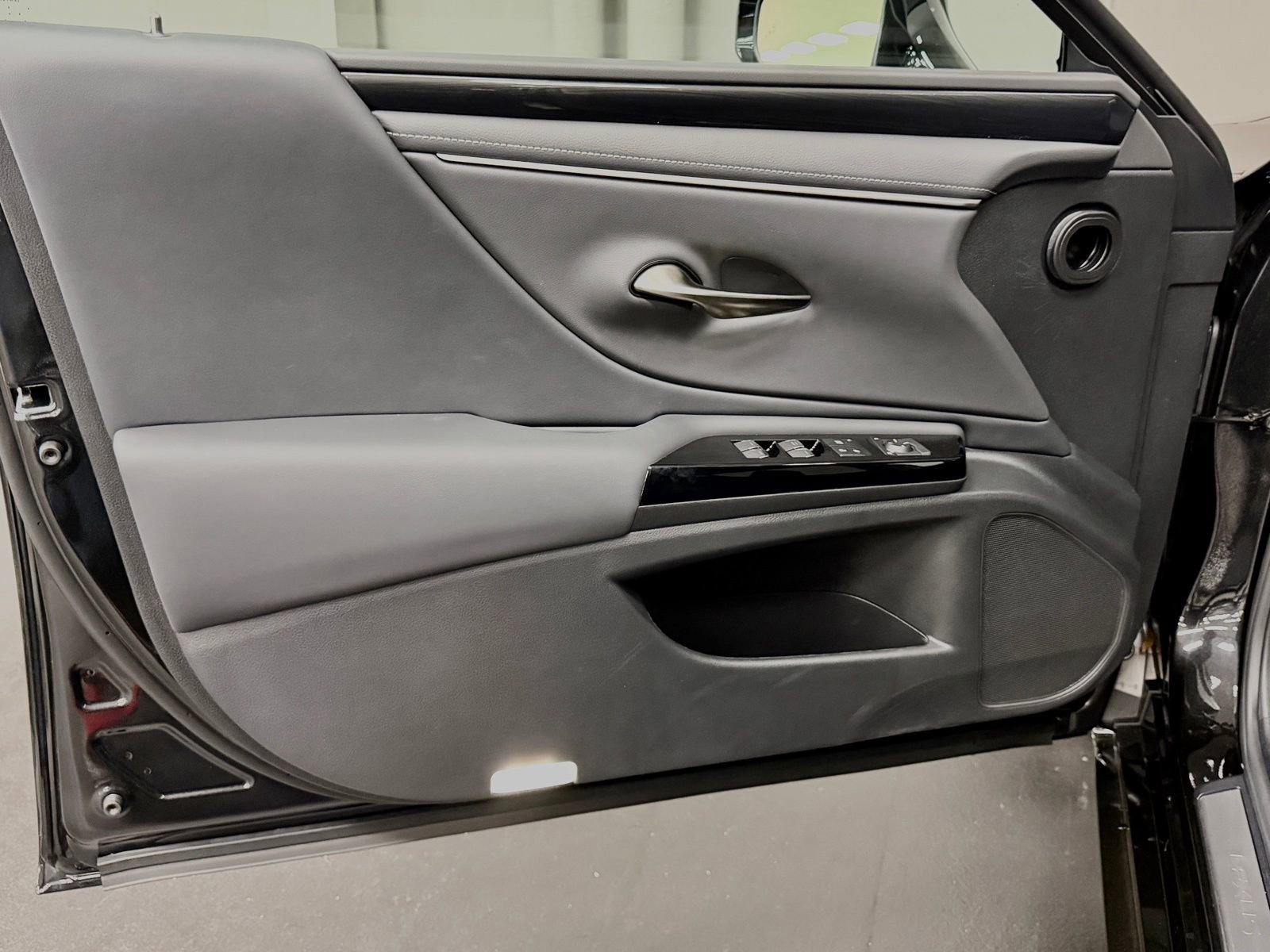 Used 2025 Lexus ES 350 w/ Accessory Package (Z1) image 19