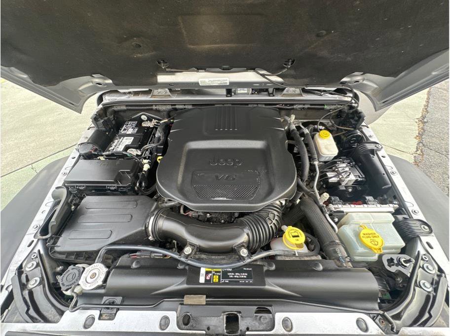 Used 2018 Jeep Wrangler Unlimited Rubicon w/ Connectivity Group image 30