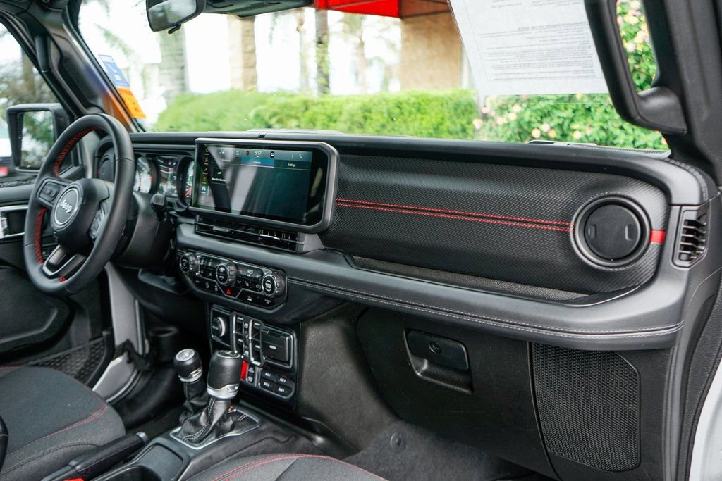 Used 2024 Jeep Gladiator Rubicon w/ Convenience Group AWD/4WD image 39