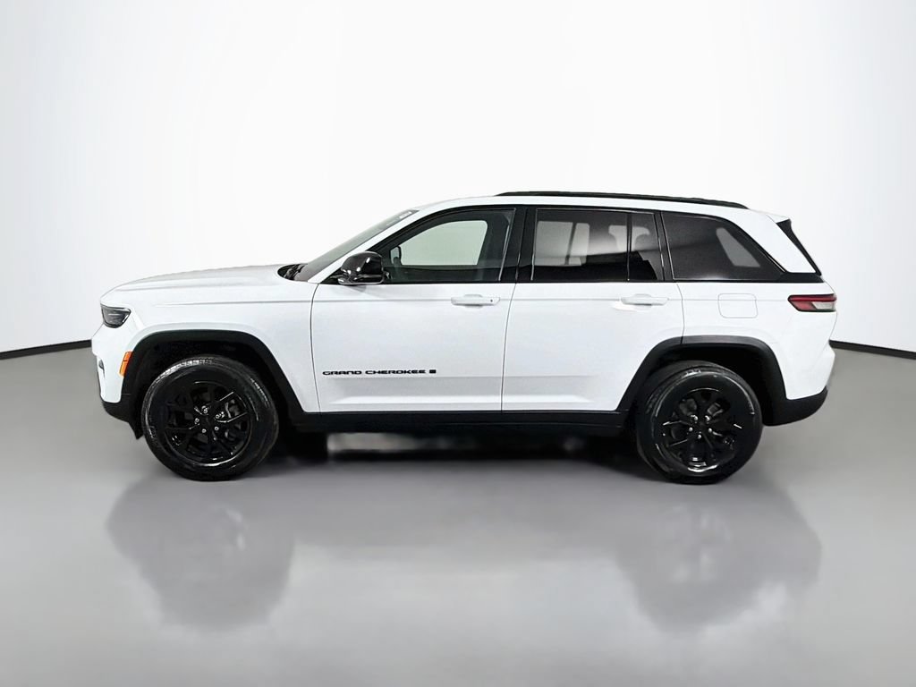 Used 2025 Jeep Grand Cherokee Altitude AWD/4WD image 4