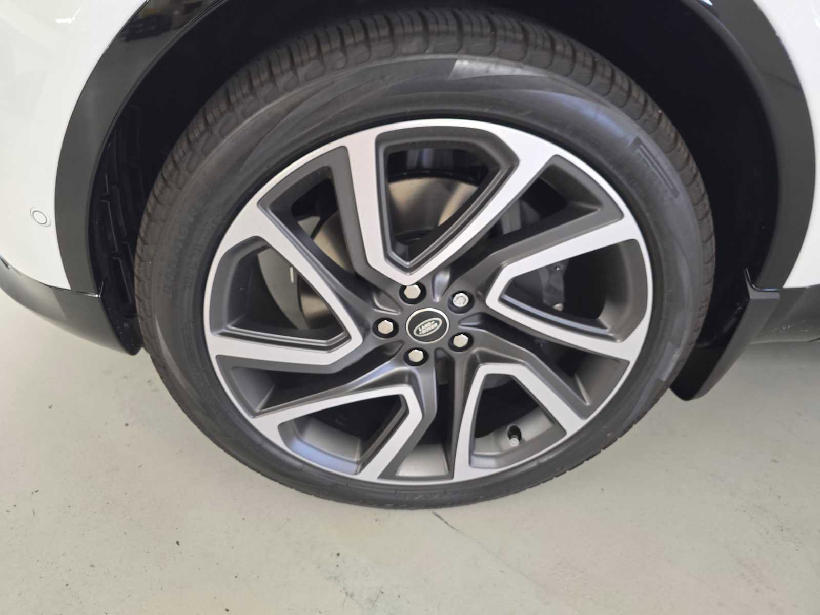 New 2025 Land Rover Discovery Dynamic SE image 9