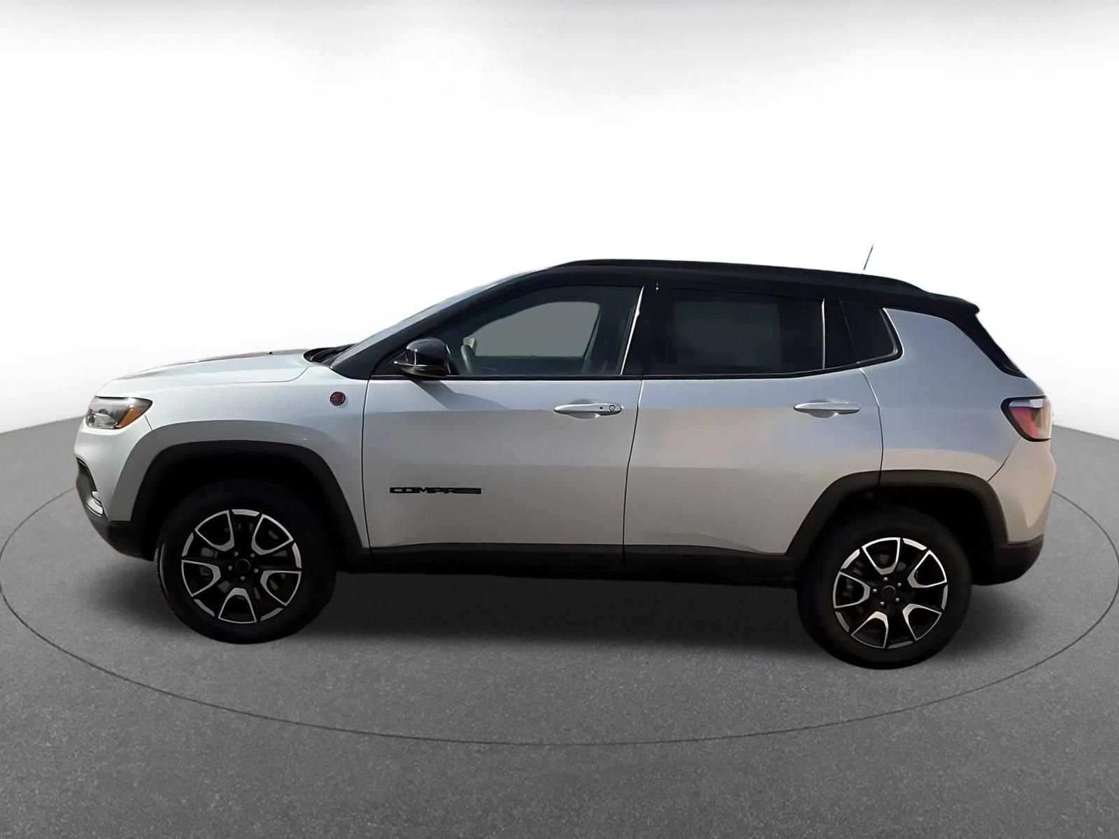 Used 2025 Jeep Compass Trailhawk AWD/4WD image 9