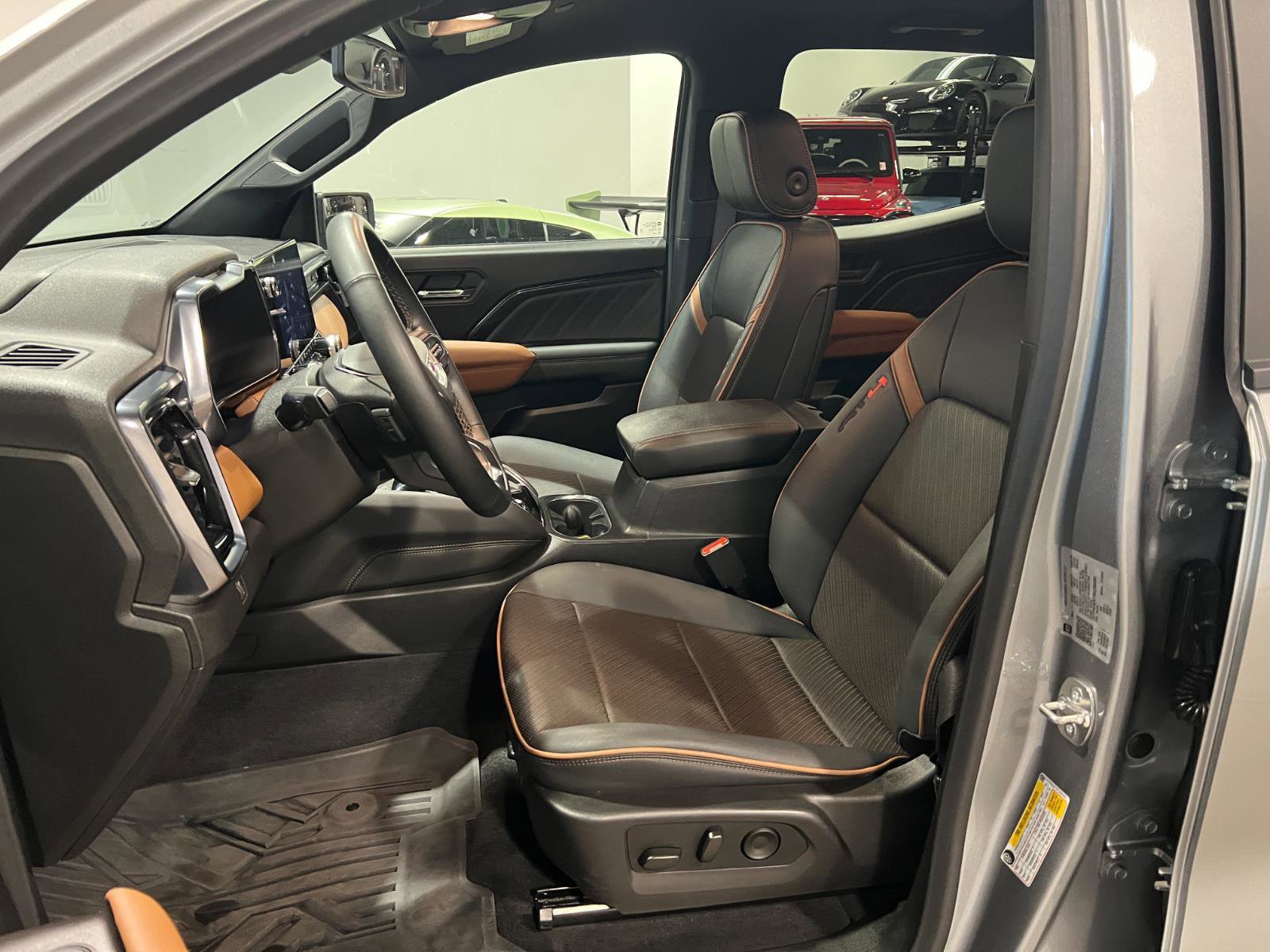 Used 2024 GMC Canyon AT4 w/ AT4 Premium Package image 9