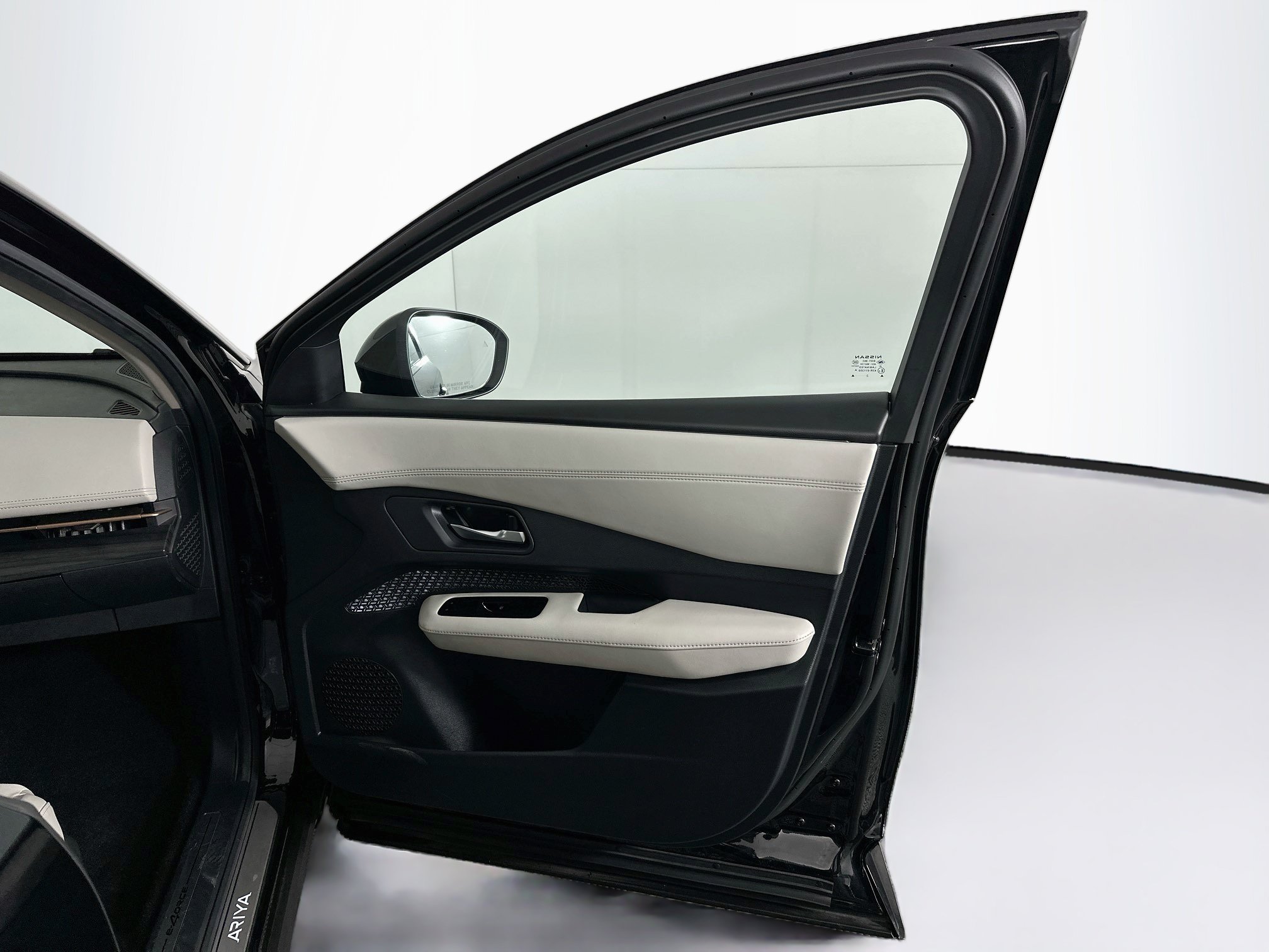 Used 2024 Nissan Ariya AWD image 32