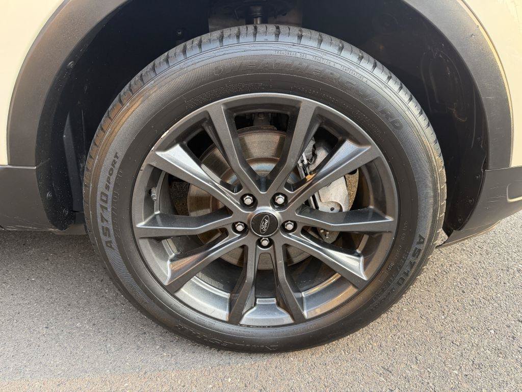 Used 2018 Ford Explorer XLT w/ Equipment Group 202A AWD/4WD image 12