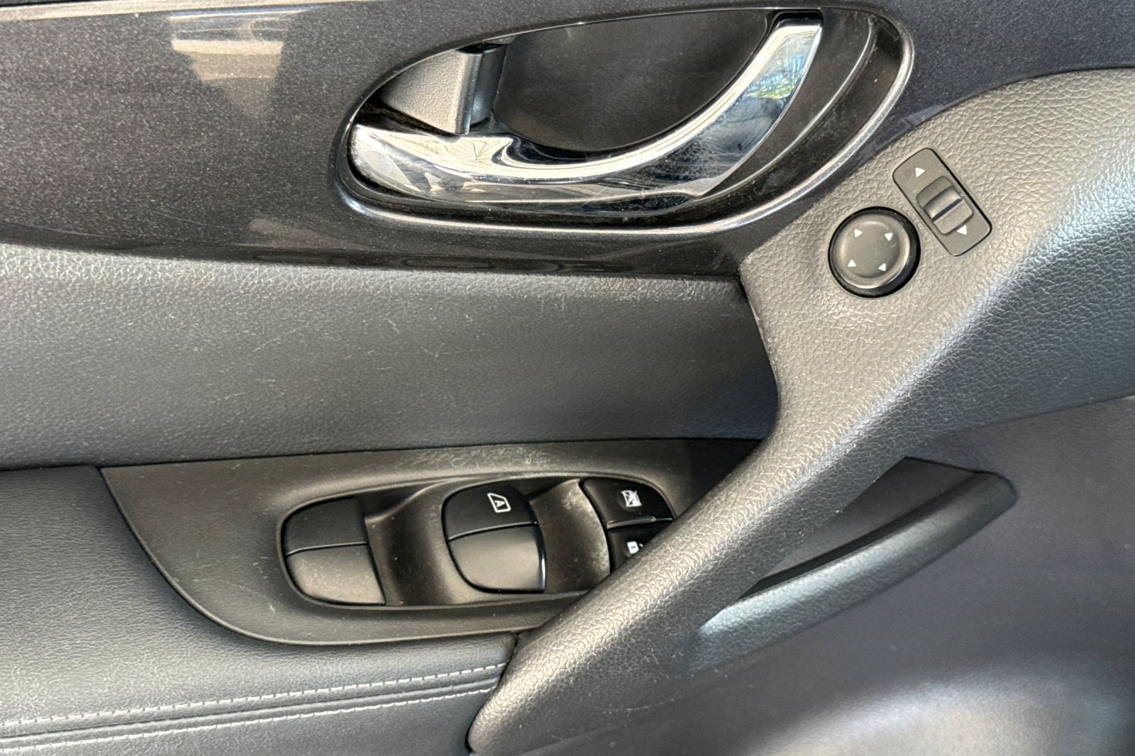 Used 2020 Nissan Rogue SV FWD image 13