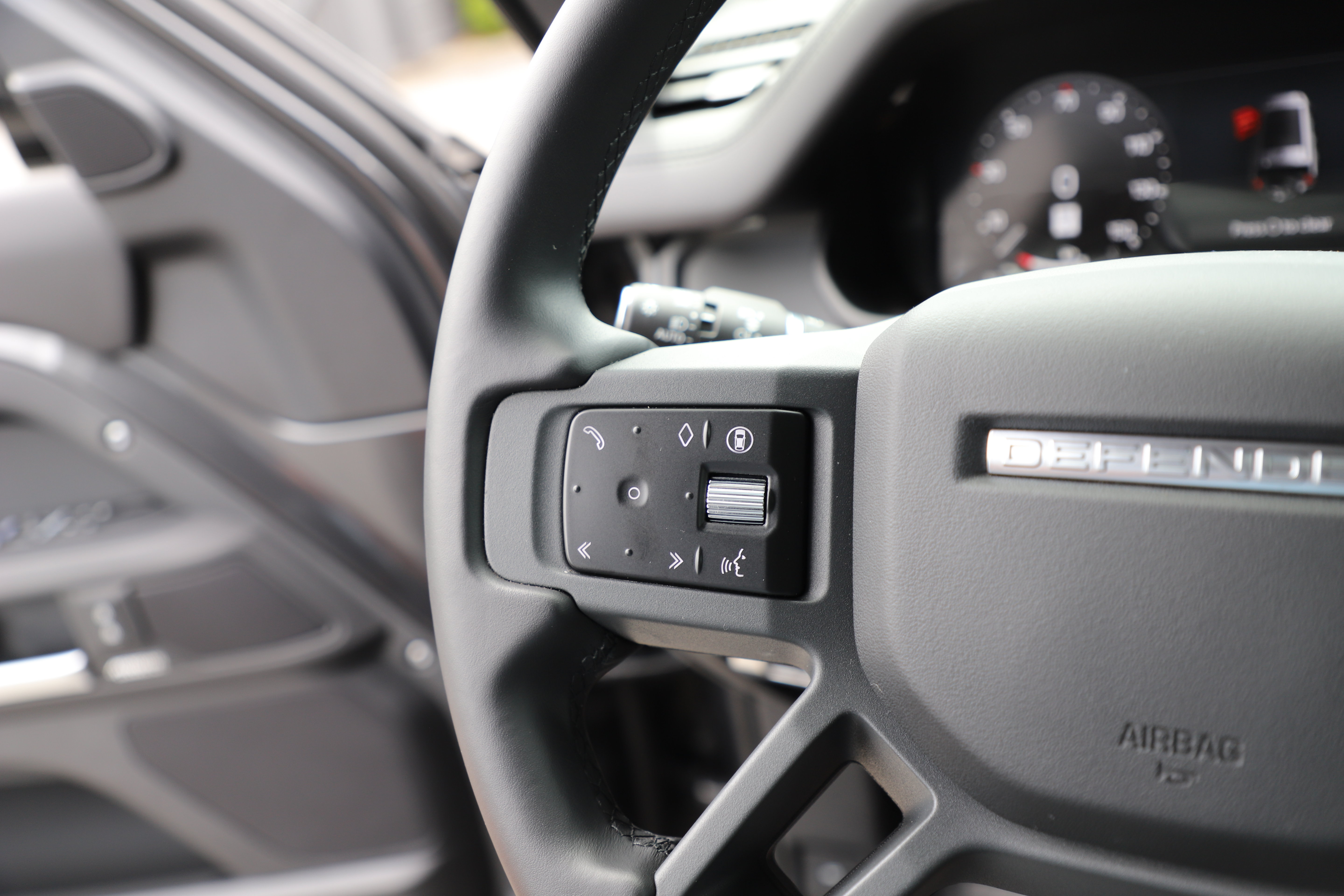 Certified 2025 Land Rover Defender 130 X-Dynamic SE AWD/4WD image 23