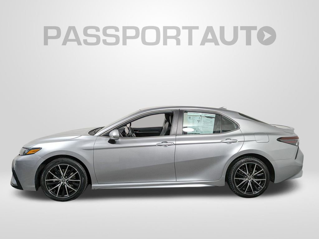 Used 2023 Toyota Camry SE image 2