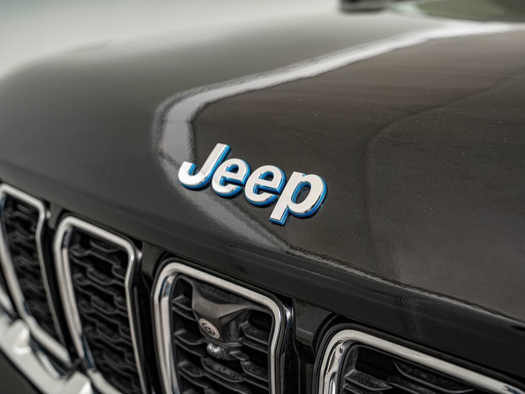 Used 2022 Jeep Grand Cherokee Limited 4xe w/ Luxury Tech Group II AWD/4WD image 12
