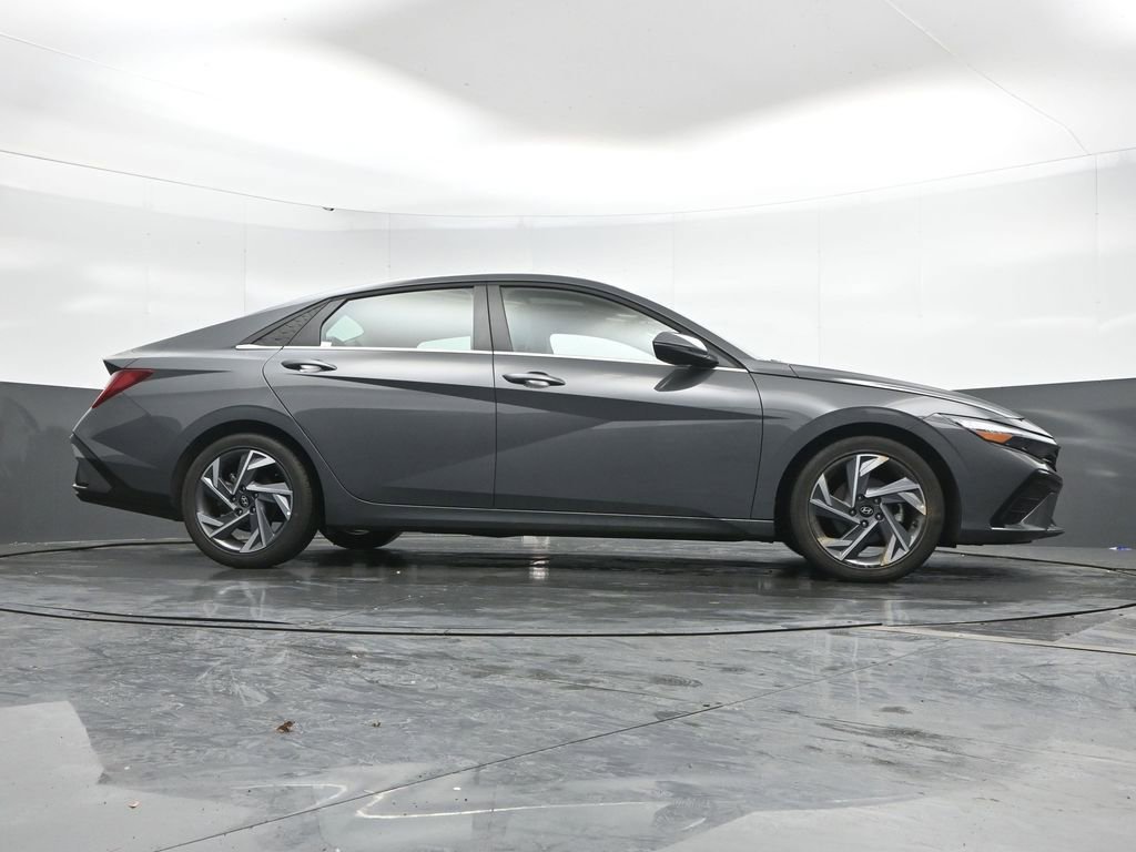 Used 2025 Hyundai Elantra Limited FWD image 43