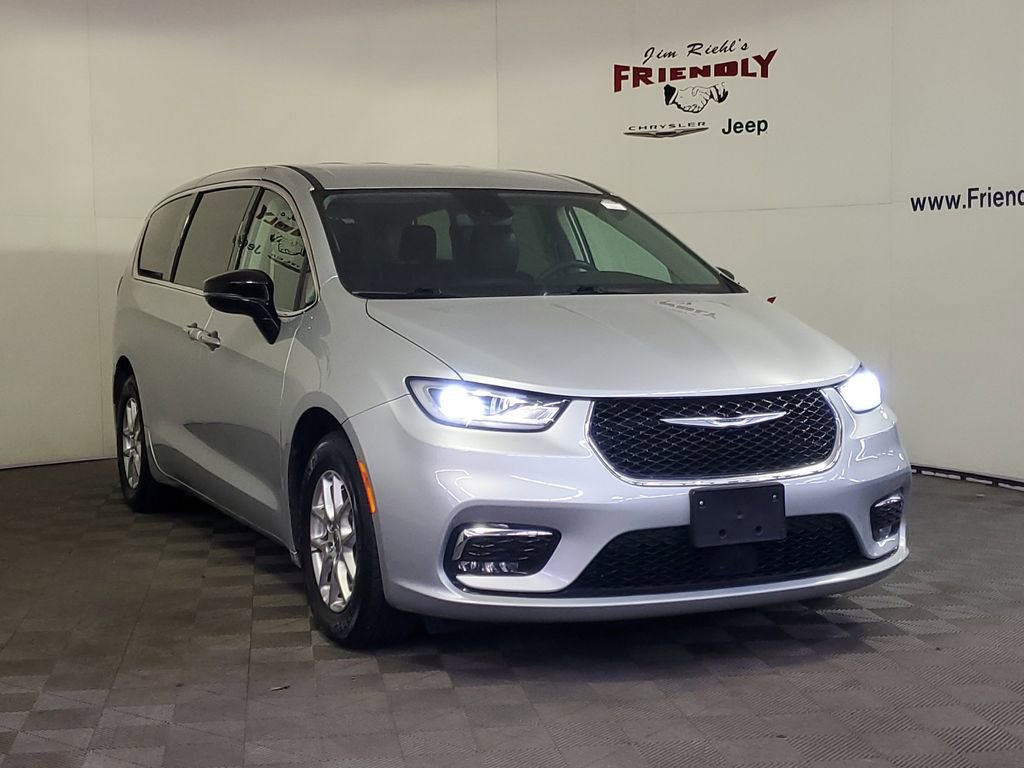 Used 2024 Chrysler Pacifica Touring-L image 2