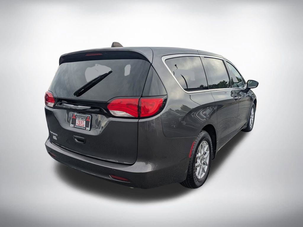 Used 2023 Chrysler Voyager LX image 3