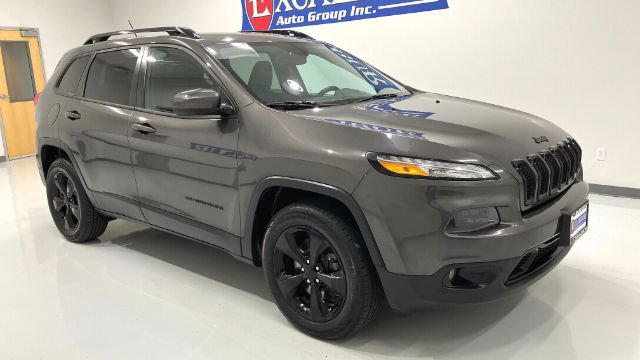 Used 2018 Jeep Cherokee Latitude w/ Altitude Package AWD/4WD image 4