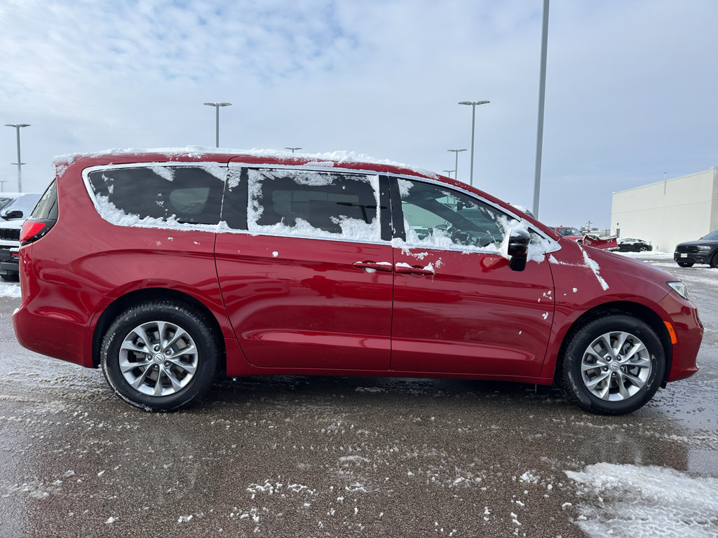 New 2026 Chrysler Pacifica Select image 4
