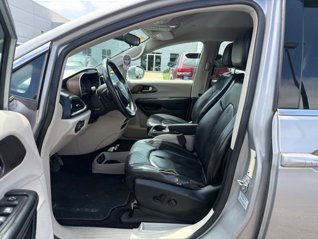 Used 2017 Chrysler Pacifica Touring-L w/ Tire & Wheel Group FWD image 9