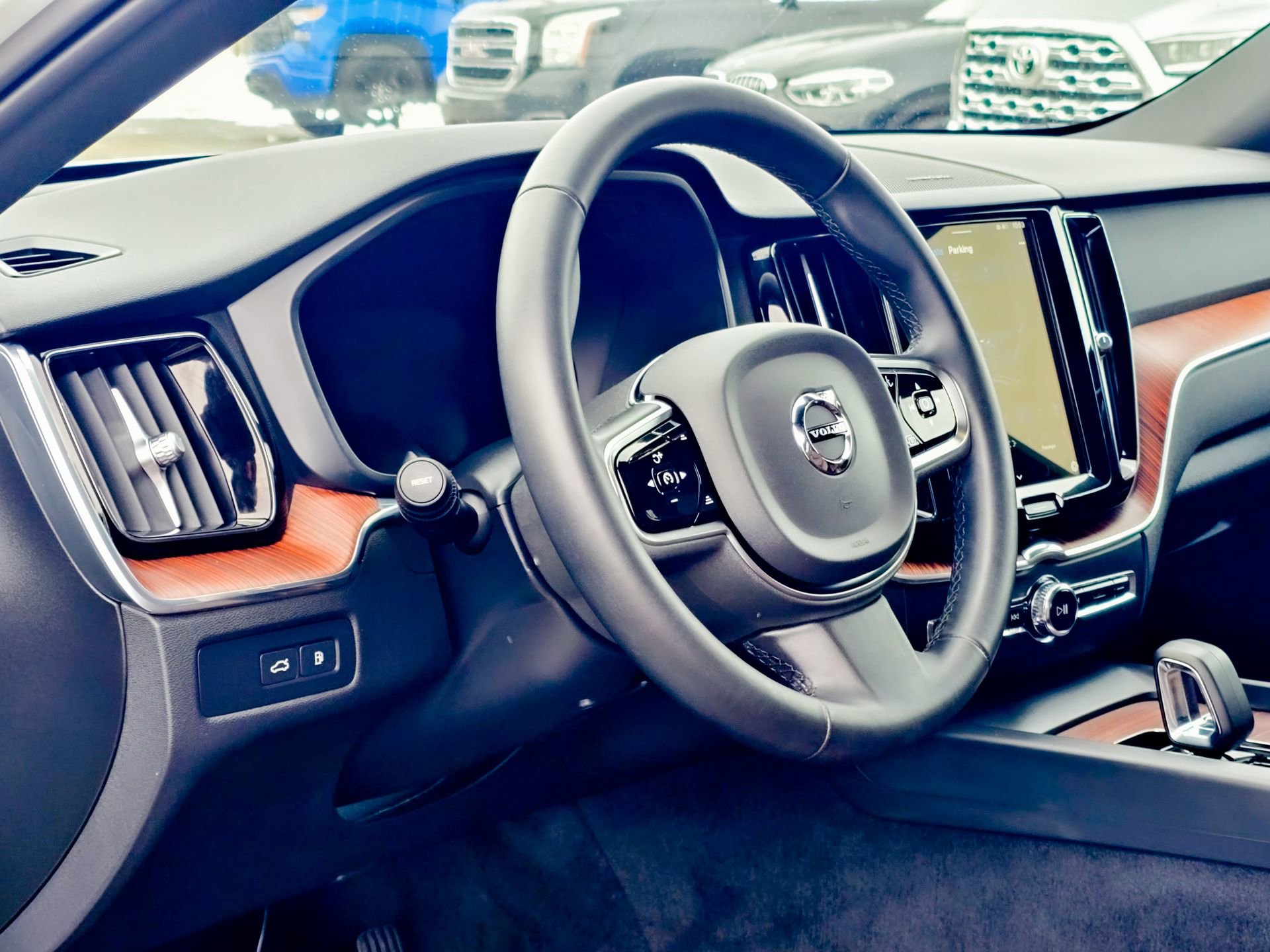 Used 2024 Volvo XC60 T8 Plus w/ Climate Package image 5