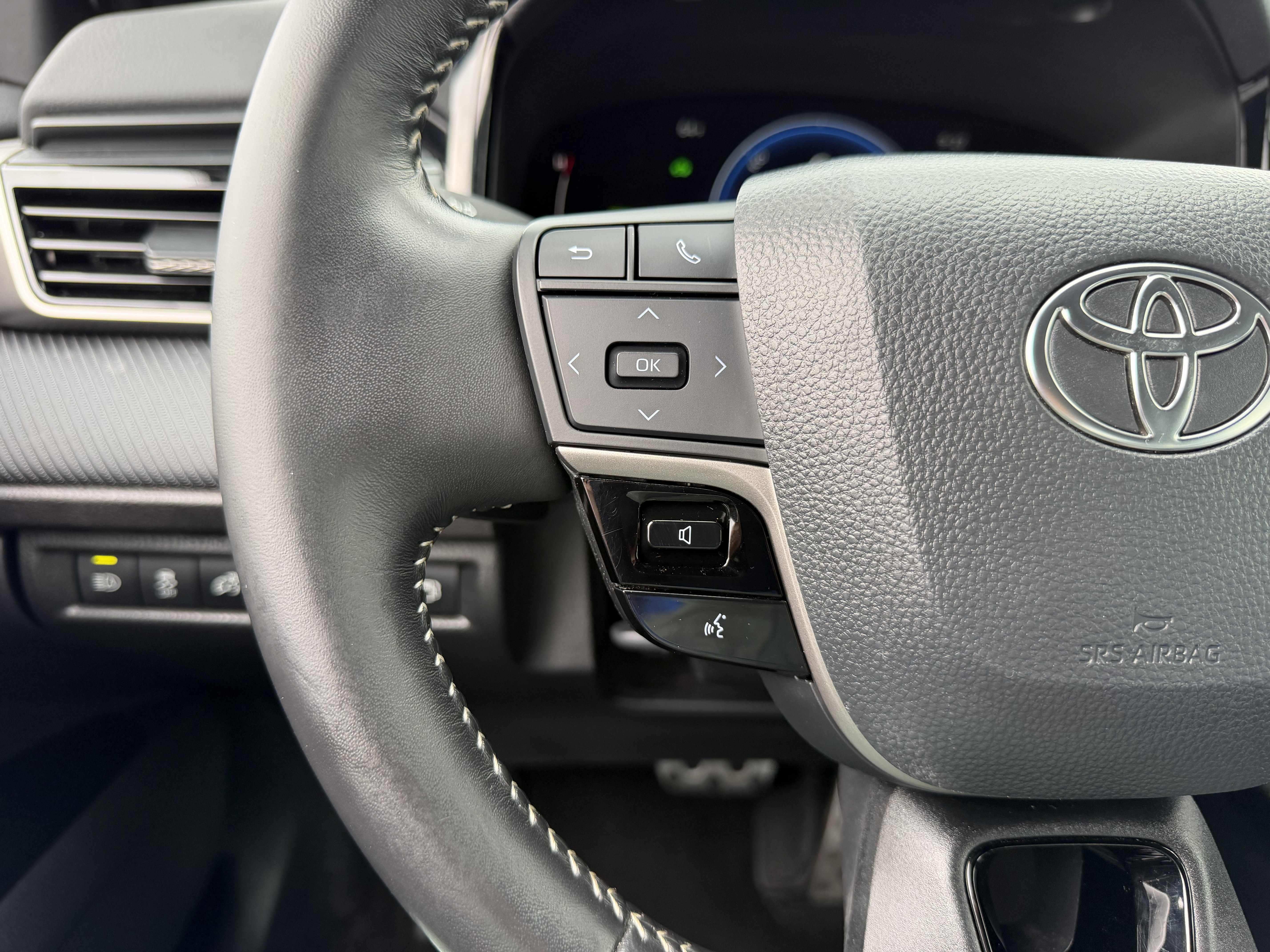 Certified 2025 Toyota Camry SE FWD image 24