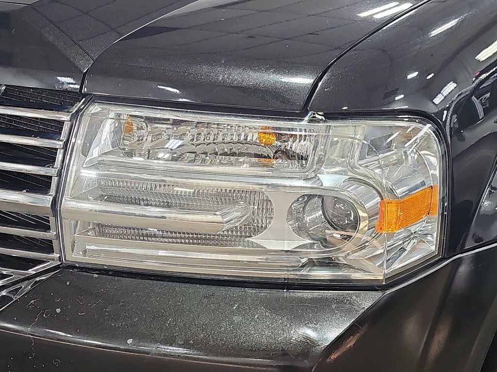 Used 2011 Lincoln Navigator L 4WD image 39