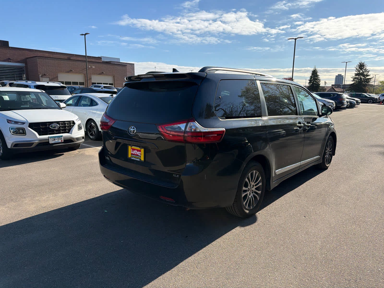 Used 2020 Toyota Sienna XLE w/ Carpet Mat Package FWD image 2