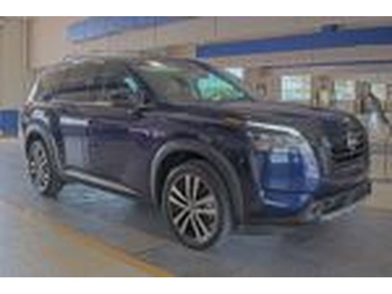 Used 2023 Nissan Pathfinder Platinum w/ Black Appearance Package FWD image 4