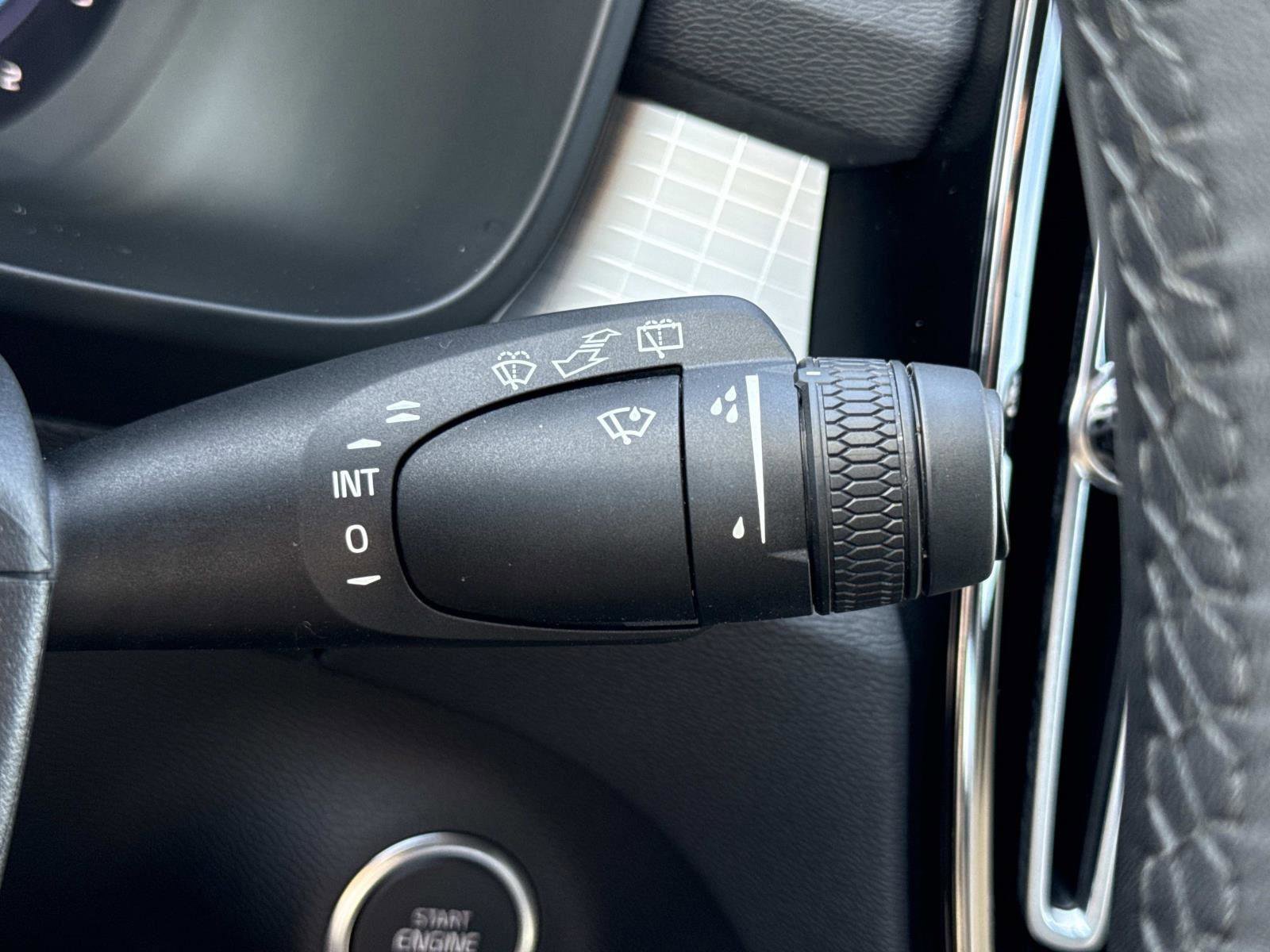 Used 2024 Volvo XC40 B5 Core image 11