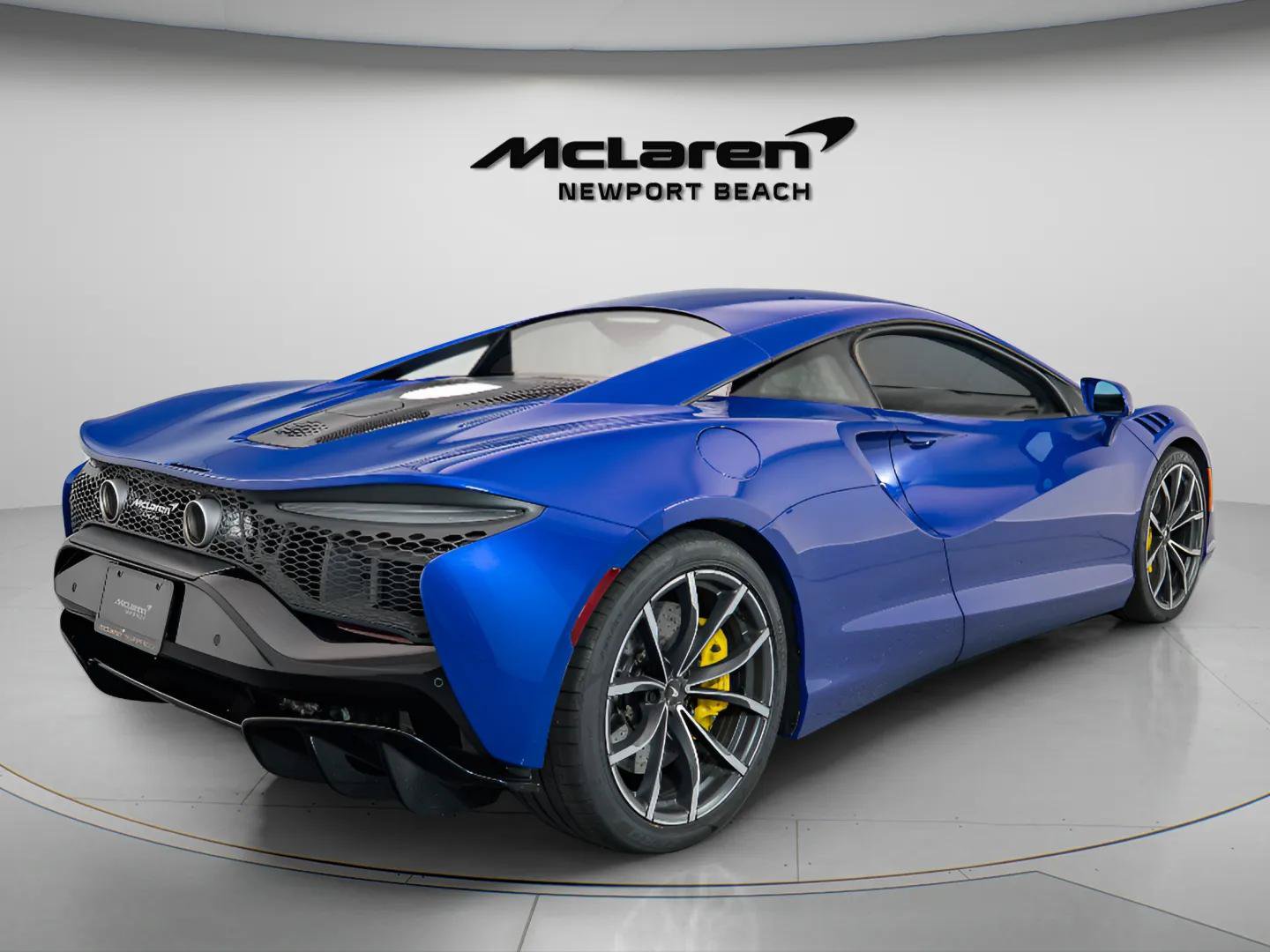 Used 2024 McLaren Artura RWD image 22