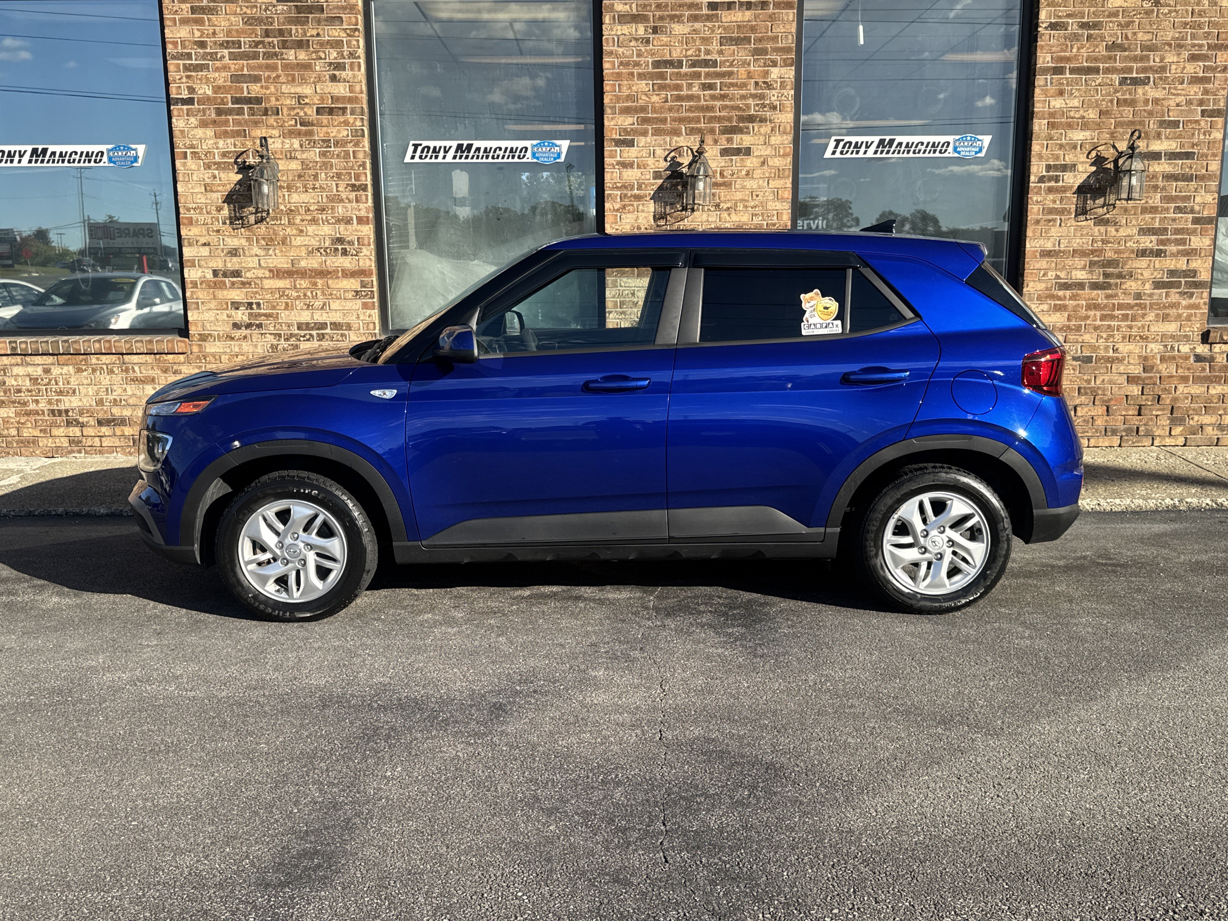 Used 2022 Hyundai Venue SE FWD image 2