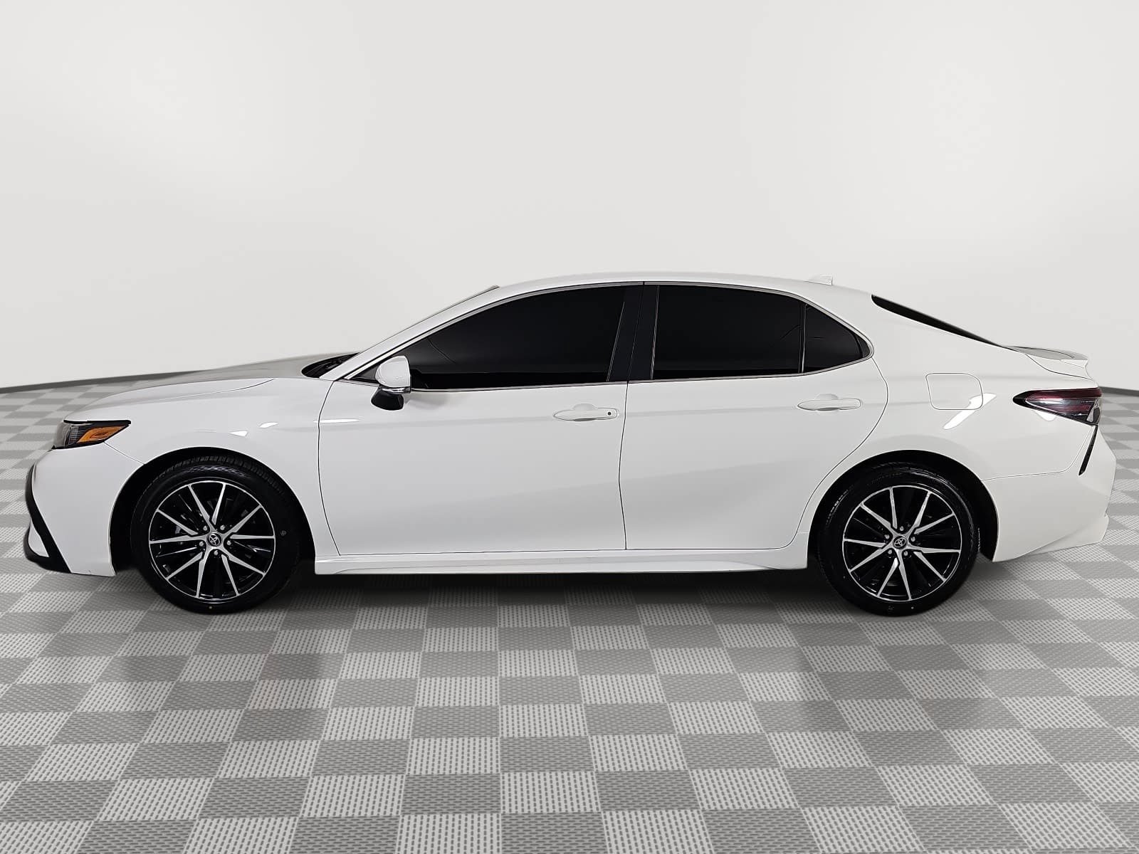 Used 2023 Toyota Camry SE FWD image 5