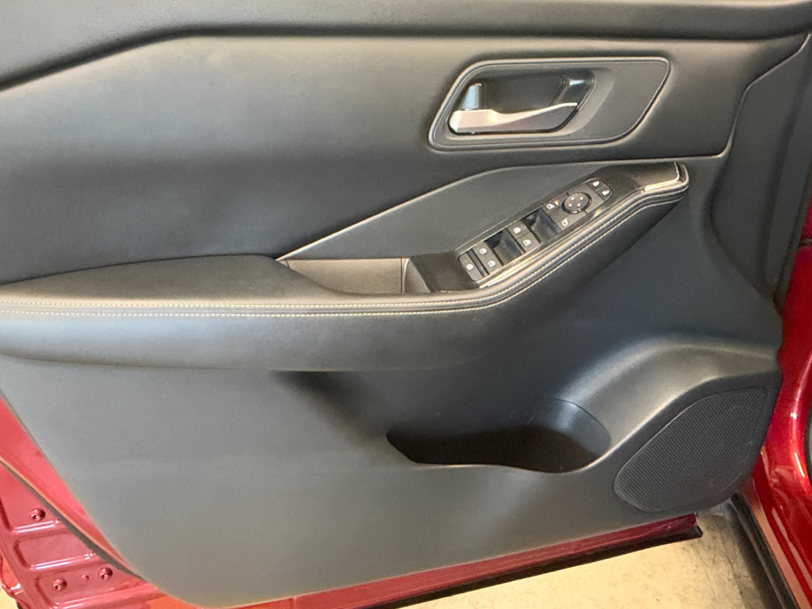 Used 2025 Nissan Rogue SV FWD image 25