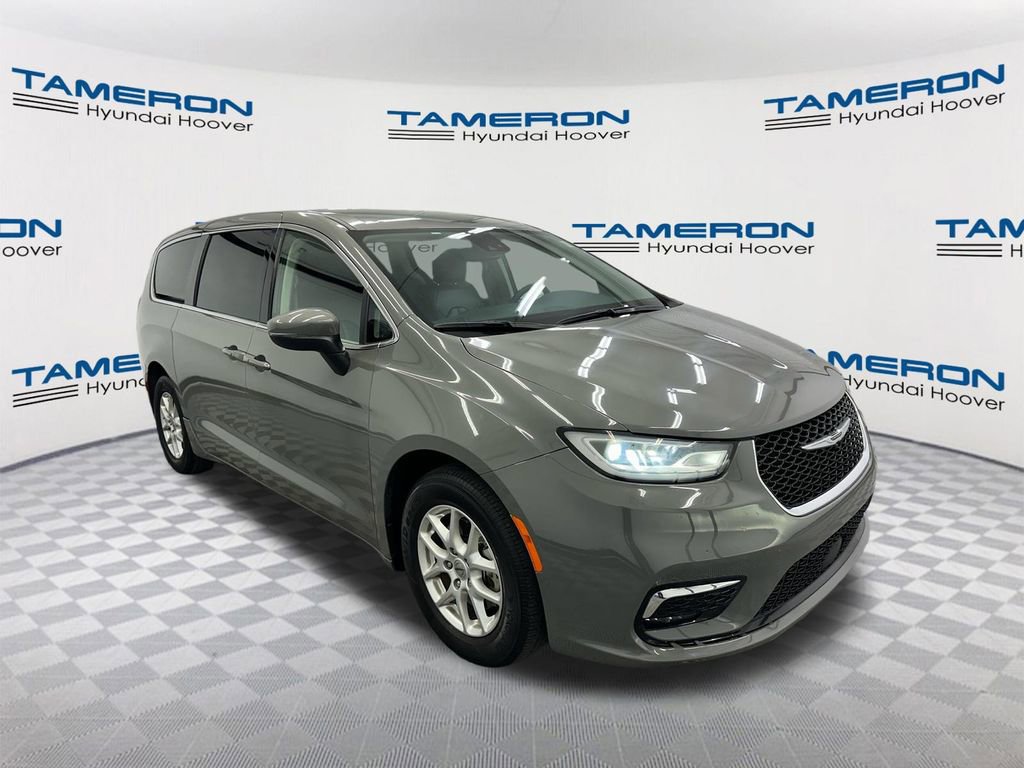 Used 2023 Chrysler Pacifica Touring-L FWD image 7