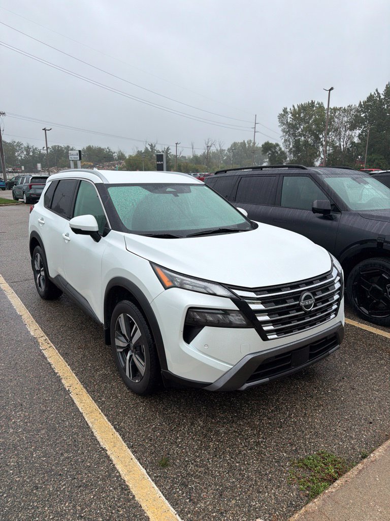 Used 2024 Nissan Rogue SL AWD/4WD image 3