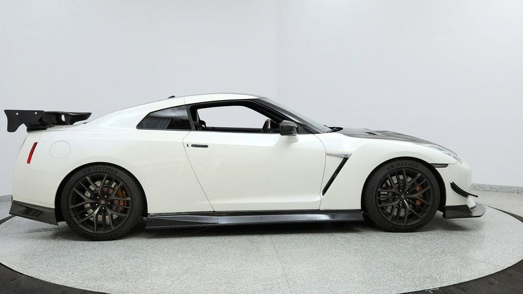 Used 2017 Nissan GT-R Premium w/ Premium Interior Package image 4