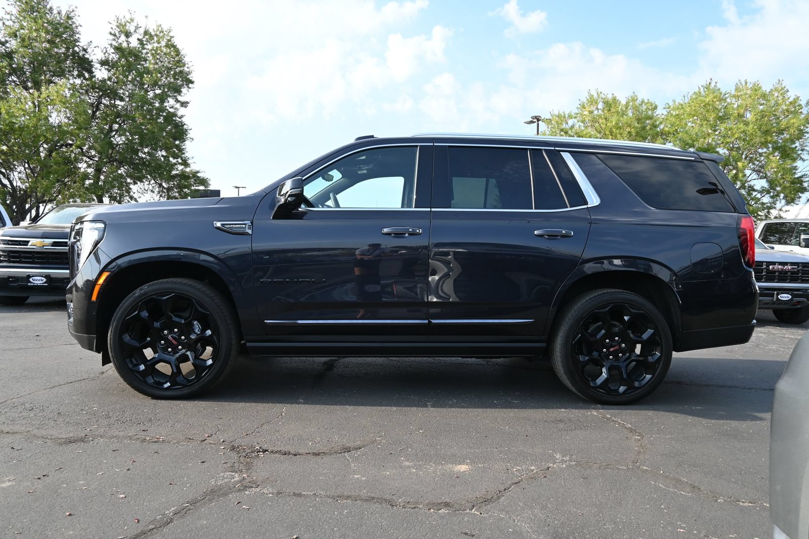 Used 2025 GMC Yukon Denali Ultimate AWD/4WD image 4