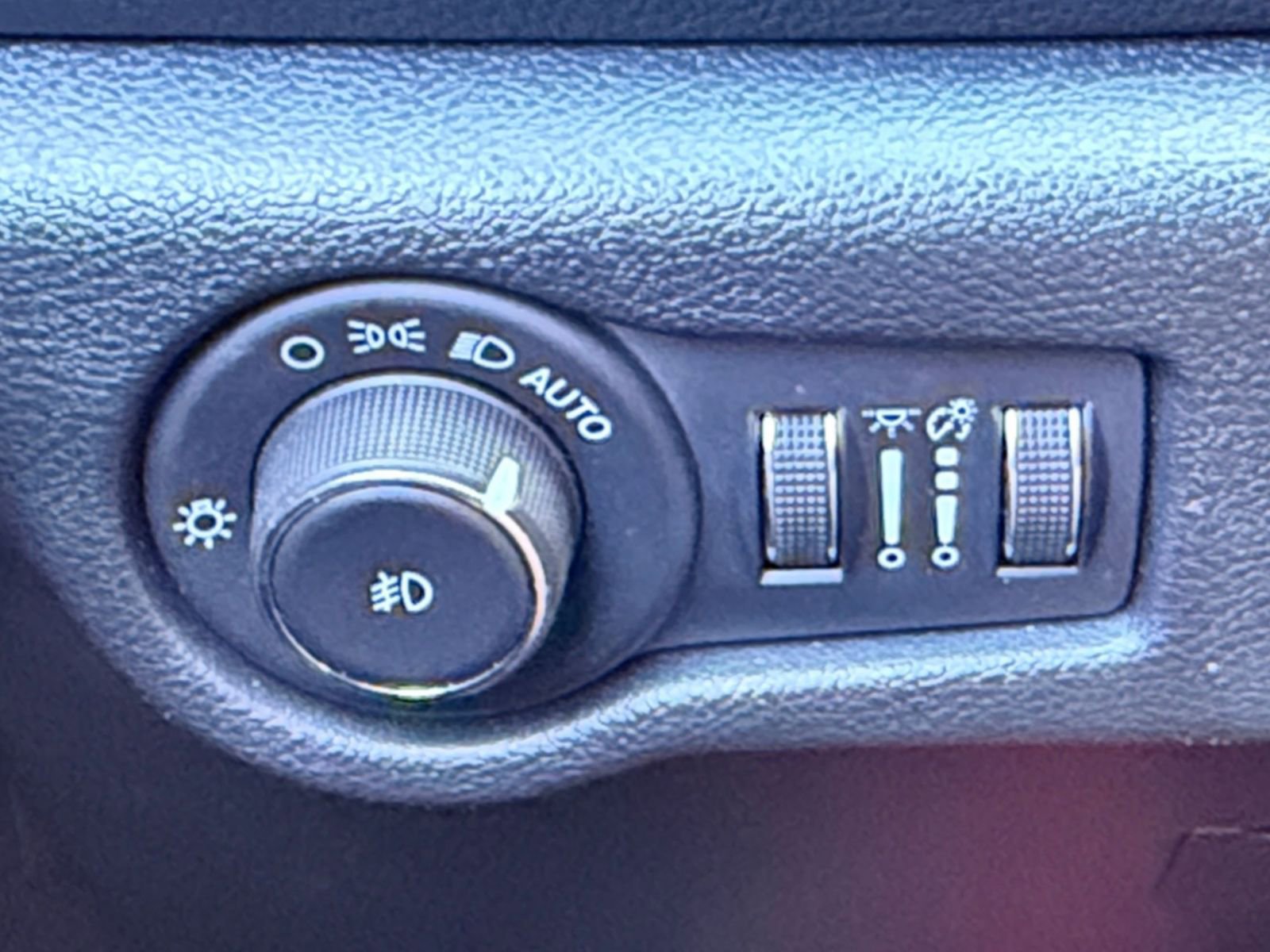 Used 2025 Chrysler Pacifica Limited image 34