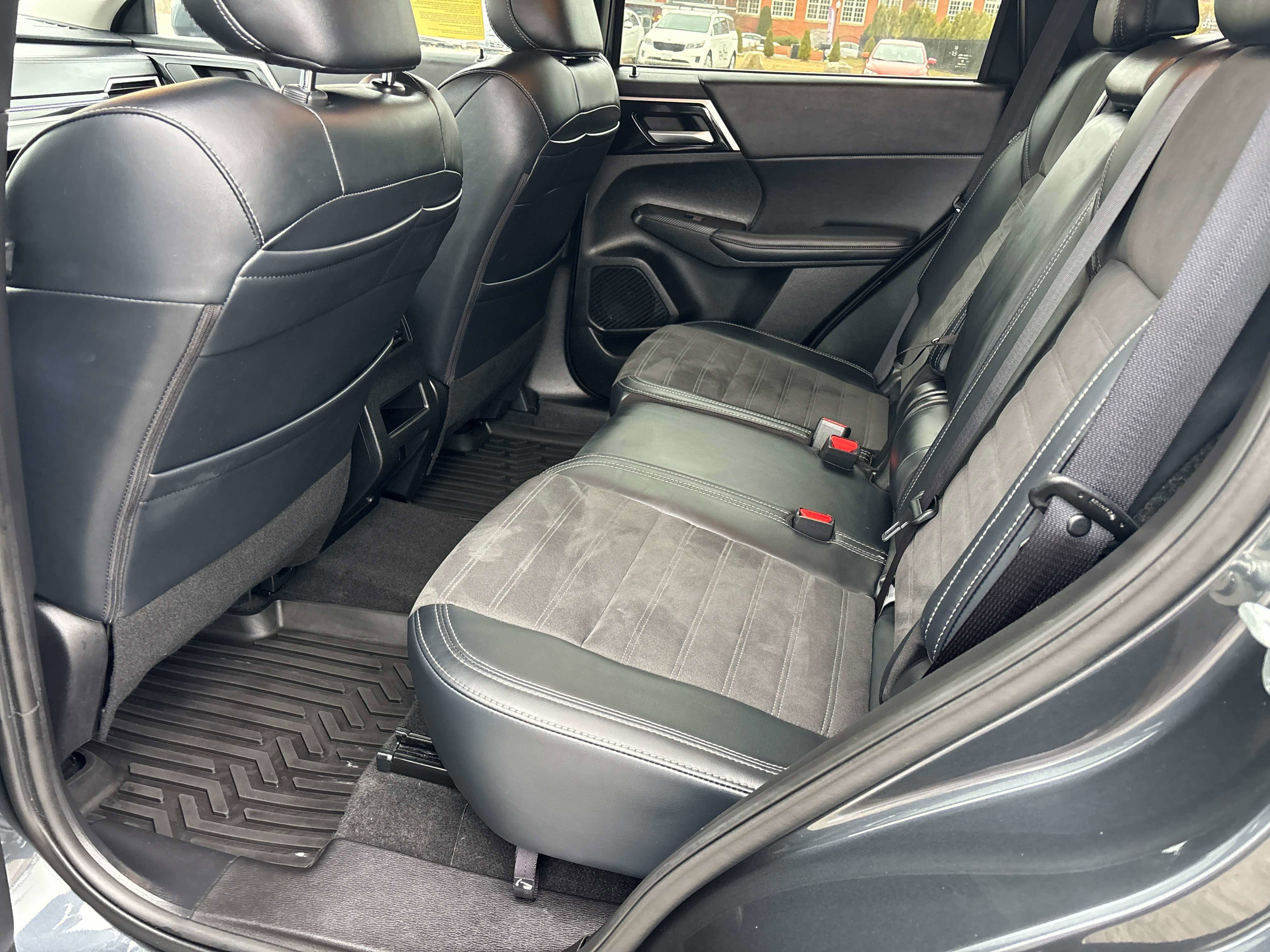 Used 2024 Mitsubishi Outlander SE image 11