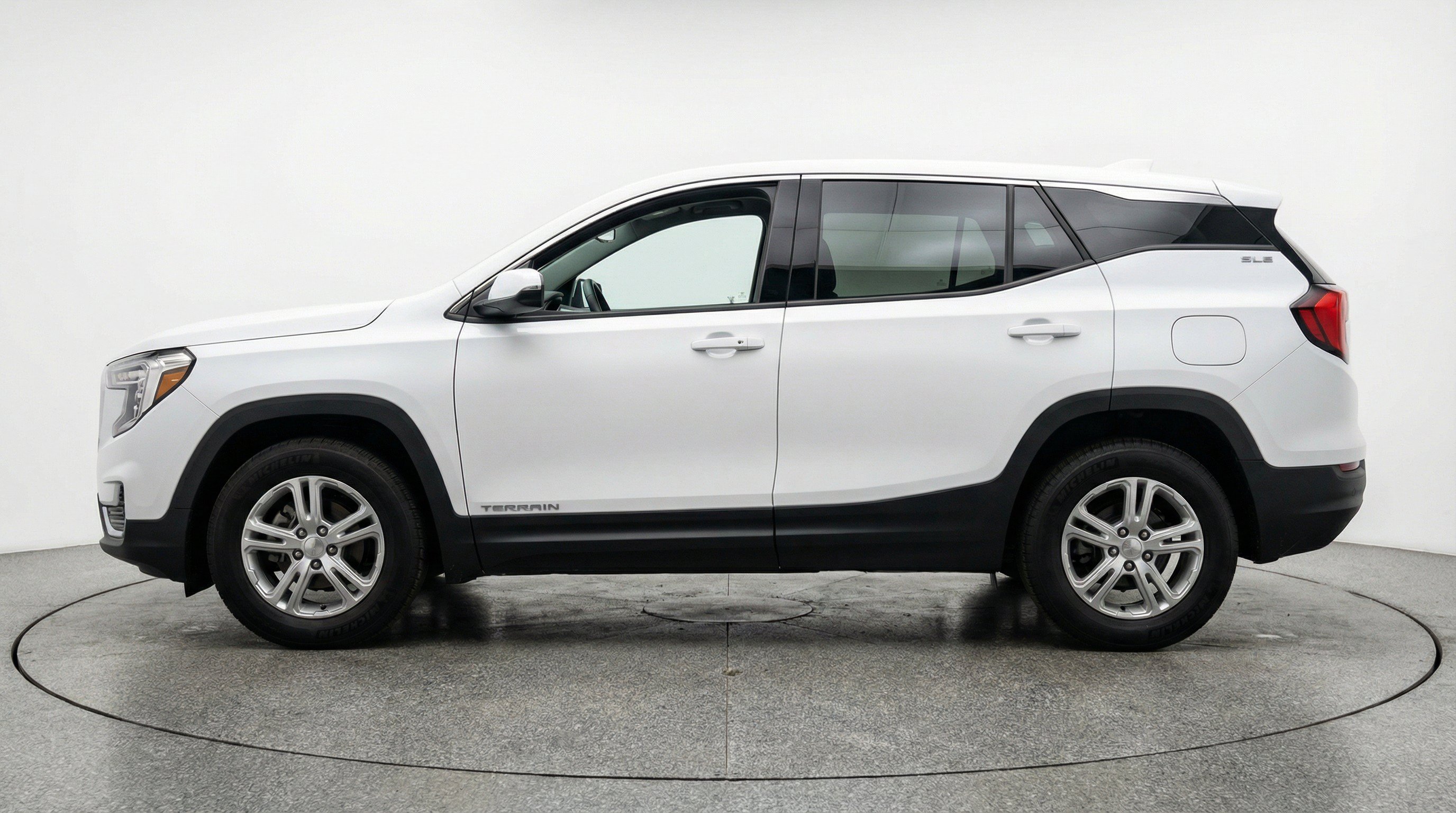 Used 2024 GMC Terrain SLE FWD image 5