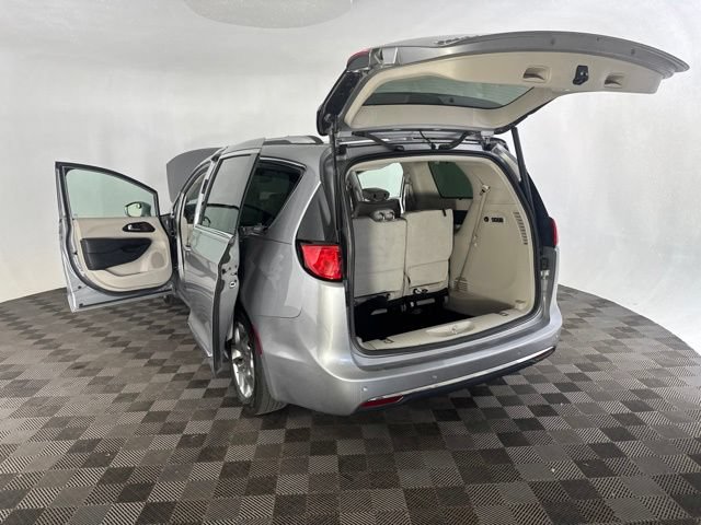 Used 2018 Chrysler Pacifica Limited FWD image 18